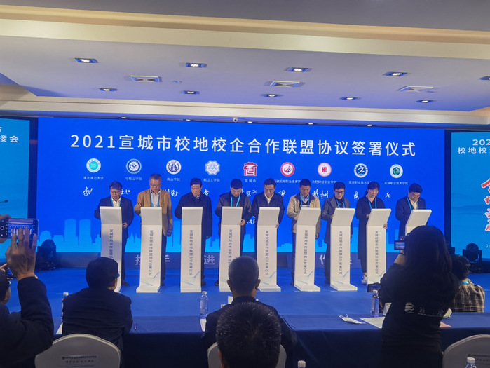 孙来福董事长_董事长办公室图片(2)